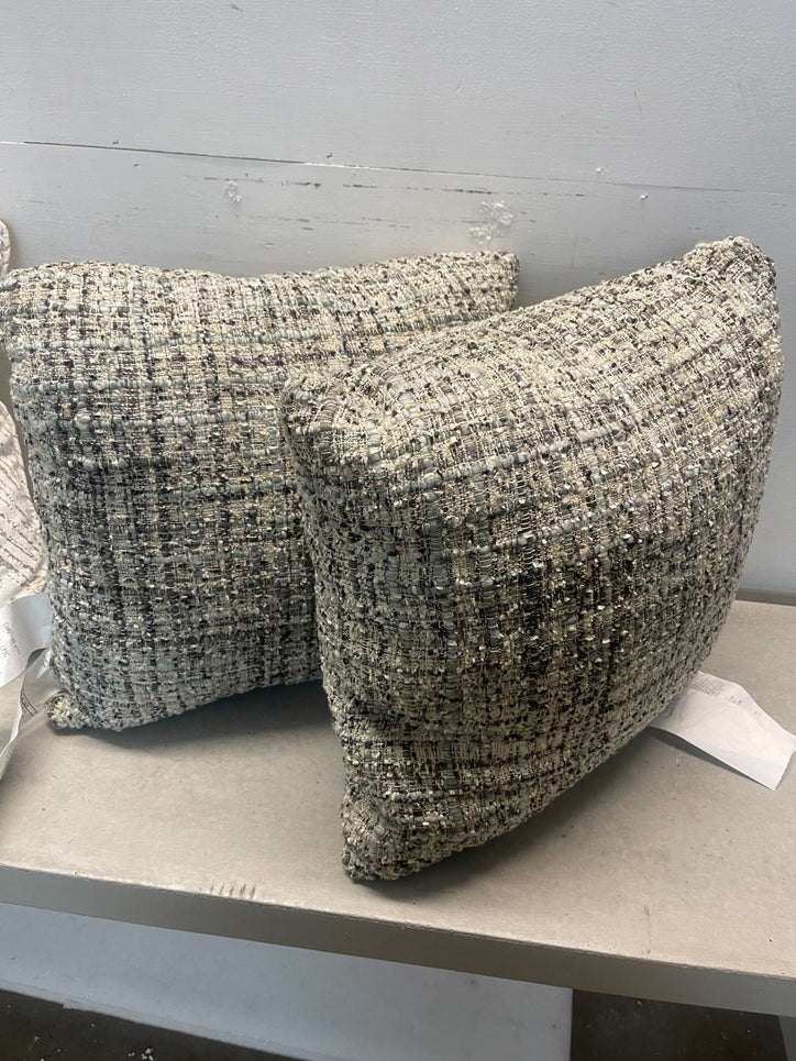 TEXTURED PILLOW